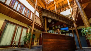 A wooden balcony with a thatched roof, wooden railings, and a wooden bench. - Haka Maori Jericoacoara (Jijoca de Jericoacoara)