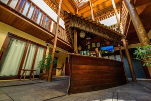 Fachada de la propiedad por la tarde o noche