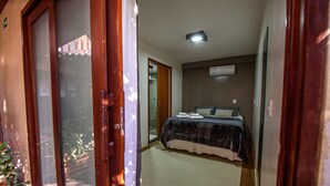 A bedroom with a bed, a door, and a ceiling light. - Haka Maori Jericoacoara (Jijoca de Jericoacoara)