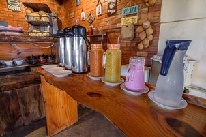 Mostrador de cafetería con diverso equipo y recipientes para preparar café.