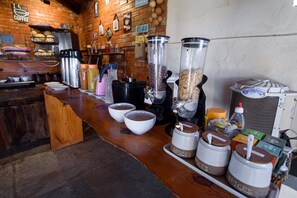 Kopi dan/atau alat penyeduh kopi