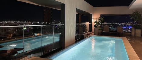 Una piscina al aire libre, una piscina climatizada