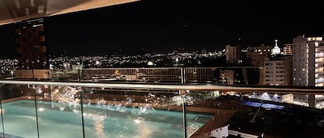 Utomhuspool och uppvärmd pool