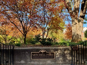 Entrada a un parque con un cartel que indica el apoyo de Amigos de Mitchell Park.