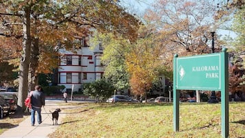 A sign for Kalorama Park with a clear sky and autumn leaves.