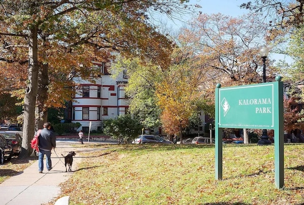 A sign for Kalorama Park with a clear sky and autumn leaves.