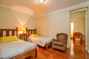 Habitación cuádruple familiar | Escritorio, cuna de viaje, wifi gratis y ropa de cama