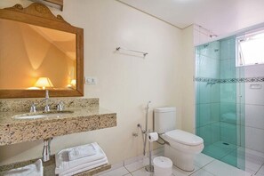 Habitación triple superior, 2 habitaciones | Baño | Artículos de higiene personal gratuitos, secador de pelo y toallas