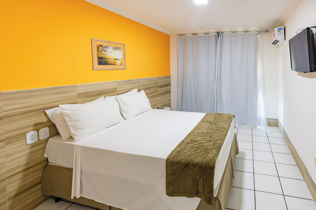 Frigobar, quartos à prova de som, roupa de cama