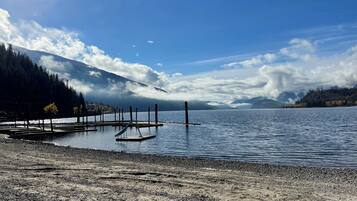 Aan het strand, ligstoelen aan het strand, strandlakens