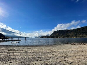 Plage, chaises longues, serviettes de plage