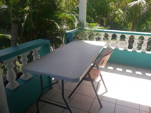 Outdoor dining - Kalinago Territory Homestay (St. David)