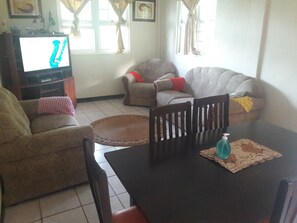 Smart TV, libros, estéreo