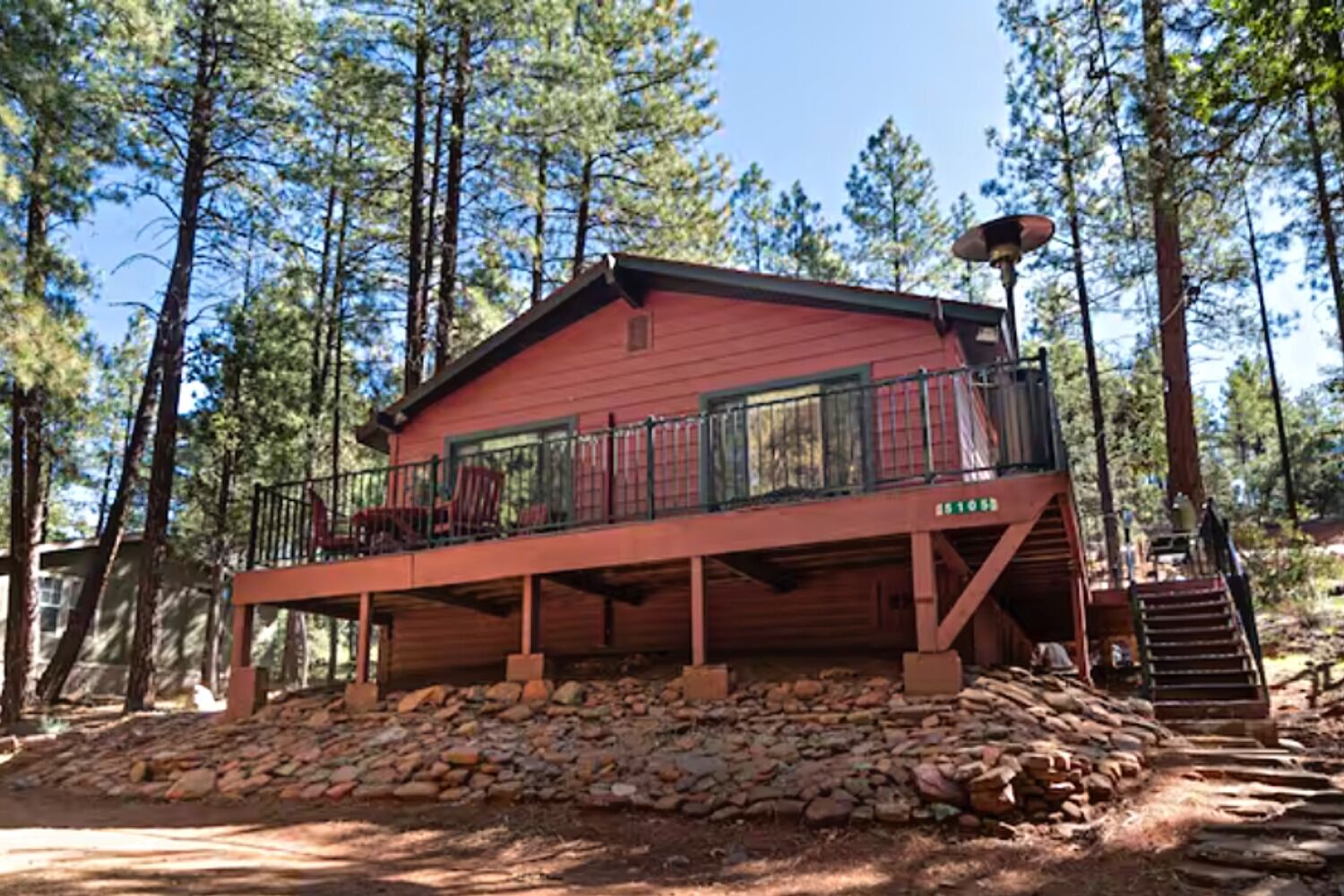 Cozy cottage getaway in quiet forested neighborhood