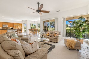 Smart TV, caminetto, libri