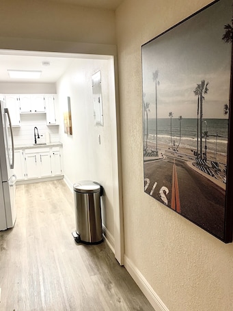 Interior. Restful Get -A - Away. 10 min from the beach!!