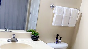 Une salle de bain avec un lavabo, des toilettes et un porte-serviettes.
