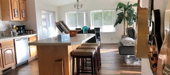 🐳🧜🏽‍♀️Sea La’VIEWS OceanHarborRiverVIEWS wHOT TUB Walk2Ocean LUXURY KingBeds+ EV+FUN
