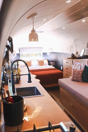 1 habitación, escritorio y ropa de cama 