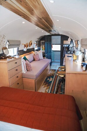 1 habitación, escritorio y ropa de cama