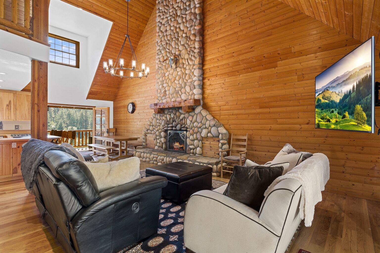 Smart-TV, Kamin, Stereoanlage