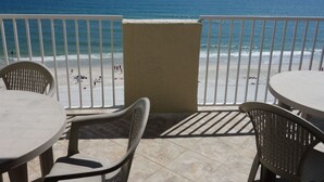 Ein Balkon mit Blick auf Strand und Meer.