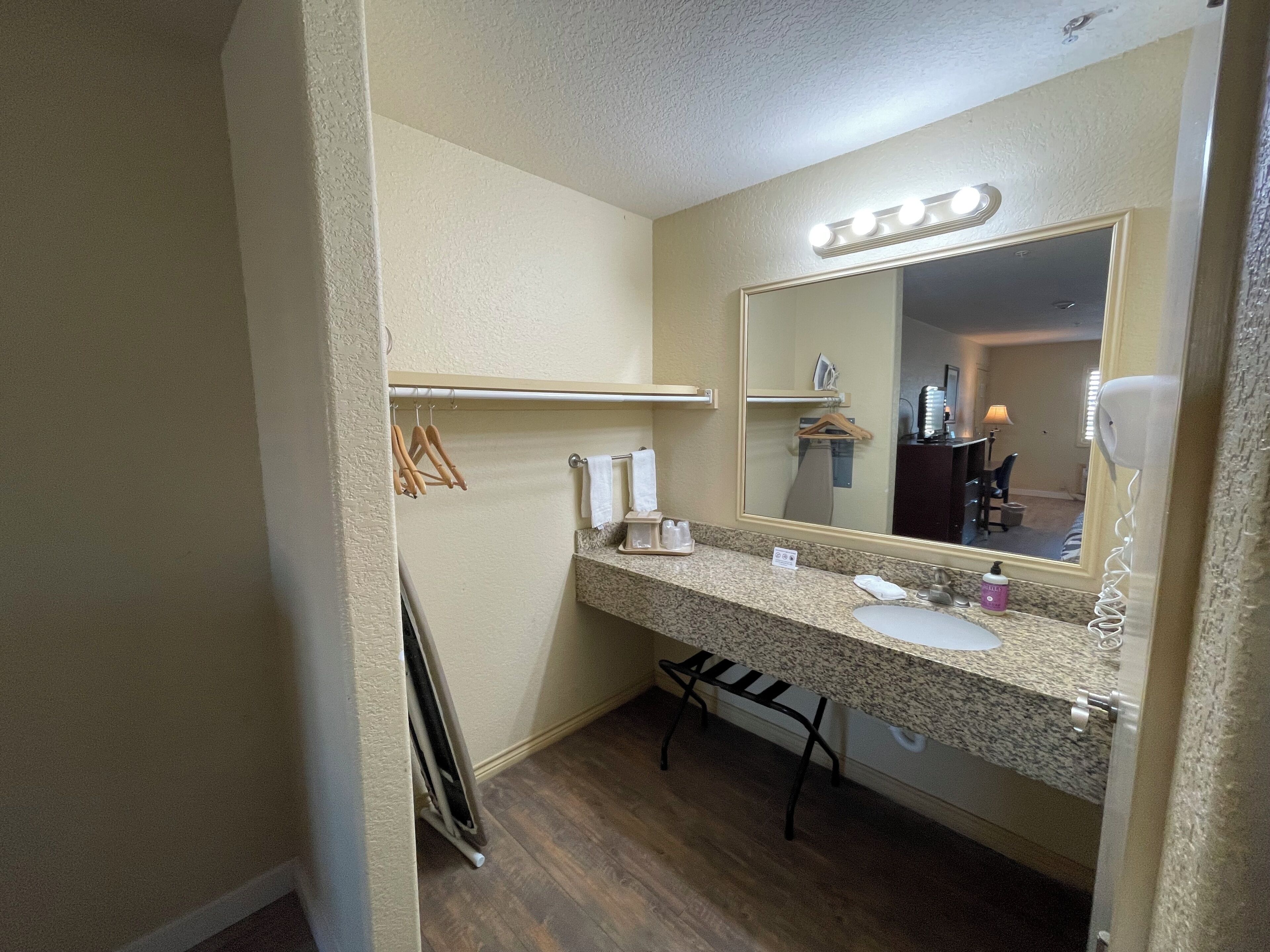 Kenedy Inn & Suites — photo 8