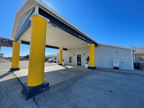 Exterior - Kenedy Inn & Suites (Kenedy)