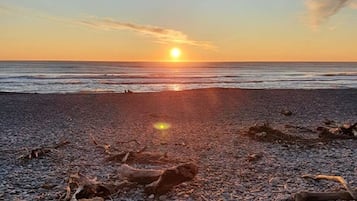 Perto da praia, espreguiçadeiras 