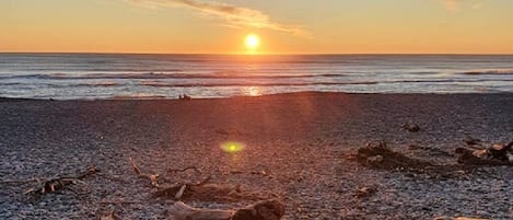 Nära stranden och solstolar