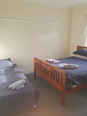 3 bedrooms, iron/ironing board, free WiFi, bed sheets - Westie on the West Coast - Private, Free WIFI, Entire Cottage (Taylorville)