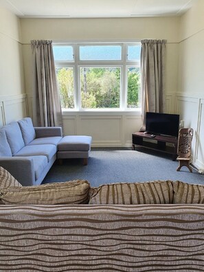 Smart TV, fireplace, books - Westie on the West Coast - Private, Free WIFI, Entire Cottage (Taylorville)