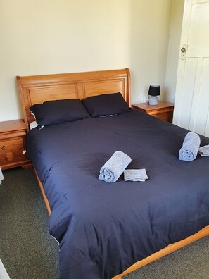 2 bedrooms, iron/ironing board, free WiFi, bed sheets - Westie on the West Coast - Private, Free WIFI, Entire Cottage (Taylorville)