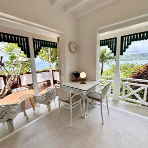 Outdoor dining - Rêves de Soleil: Sweet Sunset Lodge with panoramic sea view (Sainte-Anne)