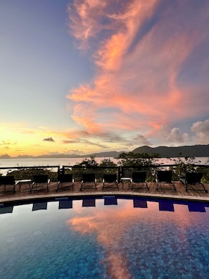 Outdoor pool - Rêves de Soleil: Sweet Sunset Lodge with panoramic sea view (Sainte-Anne)