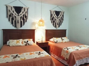 3 quartos, escrivaninha, ferros/tábuas de passar roupa, berço de viagem