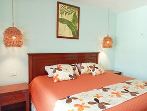 3 Schlafzimmer, Schreibtisch, Bügeleisen/Bügelbrett, Reisekinderbett