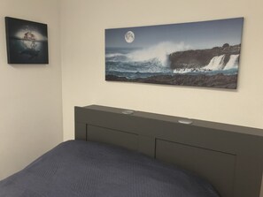 2 bedrooms, desk, free WiFi, bed sheets - .5mi from Poplar Beach and Main Street (half moon bay)