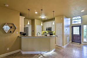 Fridge, microwave, stovetop, dishwasher - Walk to Bayshore Park: Lakefront Dickinson Gem! (Dickinson)