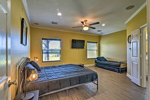 3 habitaciones, tabla de planchar con plancha, internet y ropa de cama
