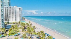 En la playa, camastros y toallas de playa 