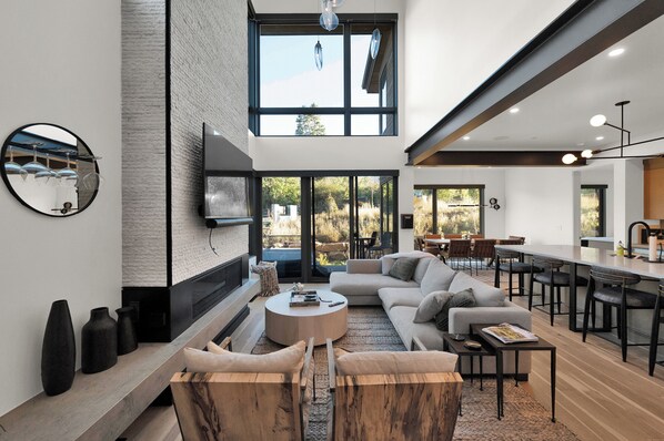 Smart TV, caminetto, videogiochi