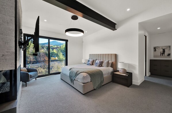 5 bedrooms, desk, iron/ironing board, free WiFi