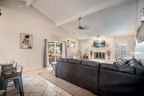 Smart TV, fireplace - Your "Home away from Home", Modern Oasis In The Desert". (El Paso)