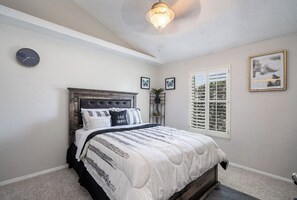 3 bedrooms, desk, iron/ironing board, free WiFi - Your "Home away from Home", Modern Oasis In The Desert". (El Paso)