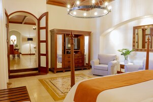 Grand Suite | In-room safe, iron/ironing board (on request), WiFi (free), bed sheets