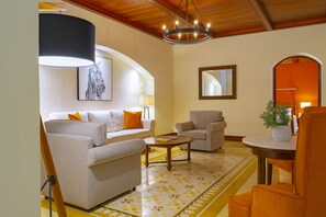 Deluxe Suite | In-room safe, iron/ironing board, free WiFi, bed sheets