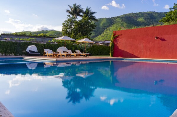 Piscine extérieure, chaises longues