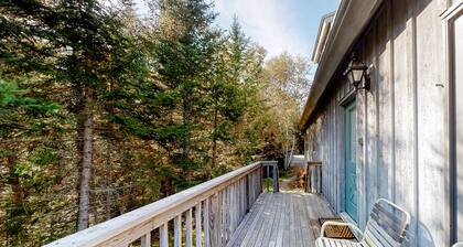 Bay Home W/ Beautiful Water Views, Rock Ledge Shoreline, Deck, Firepit & WiFi