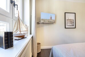 2 bedrooms, in-room safe, iron/ironing board, WiFi